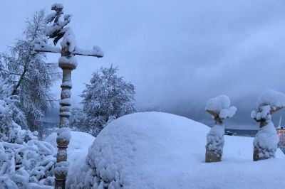 Windhexe auf Keramiksäule von Schnee überzuckert