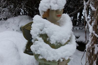 Gartenelfe im Schneekleid