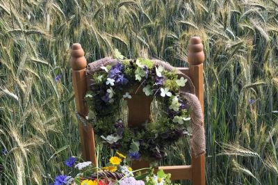 Dekostuhl im Kornfeld